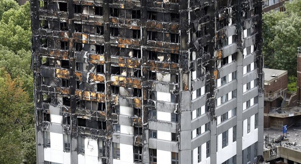 Incendio alla Grenfell Tower, Theresa May: «Indagine nazionale sui pannelli isolanti»