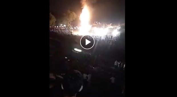 Strage alla festa induista vicino ai binari, il treno falcia la folla e uccide 60 persone IL VIDEO CHOC