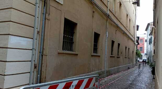 La Questura di Pesaro è transennata dopo il terremoto: cade a pezzi. La beffa: riscaldamento rotto, i poliziotti sono al freddo