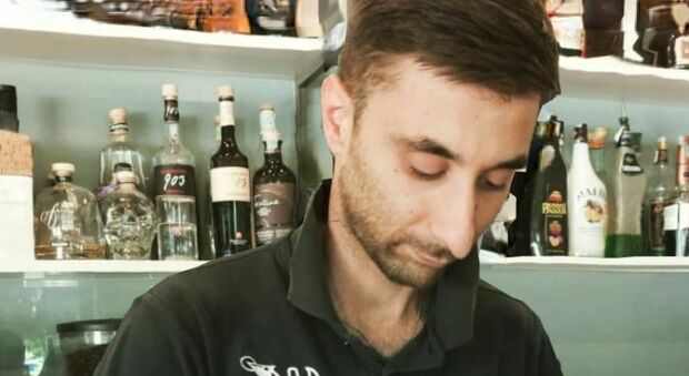 Malore a 28 anni: così è morto Marco, barman molto conosciuto. Comunità sotto choc