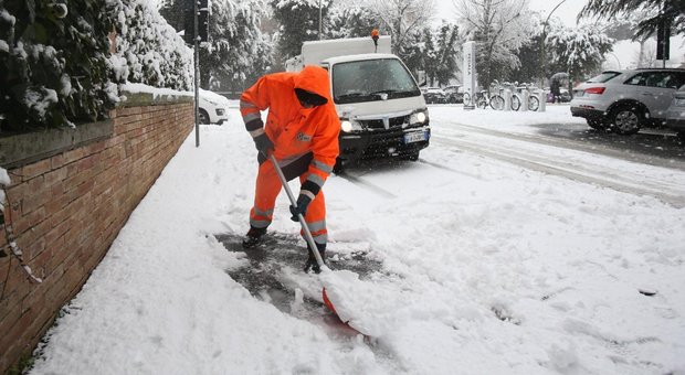 Maltempo, allerta neve sull'Italia: domani scuole chiuse in diversi Comuni
