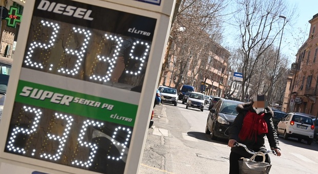 Benzina, gasolio venduto a quasi 3 euro al litro: maxi-multa per il gestore "furbetto"
