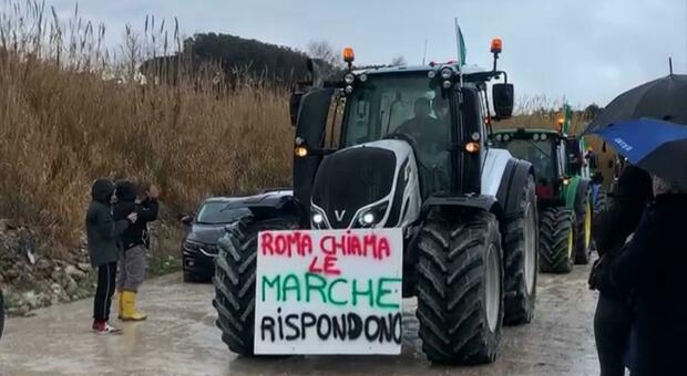 Dalle Marche a Roma, la marcia dei trattori pronti alla protesta nazionale. Applausi e saluti al passaggio