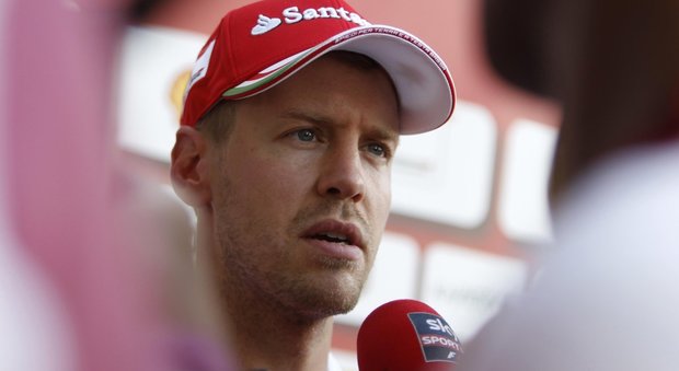 Sepang, Hamilton in pole position davanti a Rosberg: quinto Vettel
