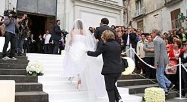 Gli stranieri si sposano tra gli antichi monumenti