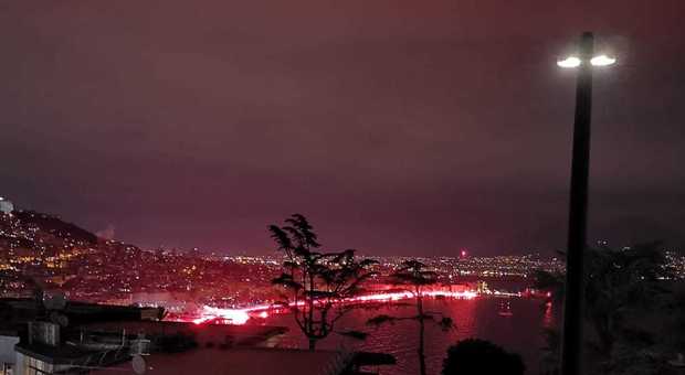 Il lungomare di Napoli tinto di rosso per ricordare Ciro Esposito