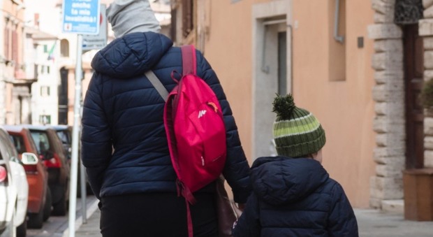Una mamma con il proprio figlio in centro a Perugia in questi giorni di scuole chiuse per l'allerta coronavirus