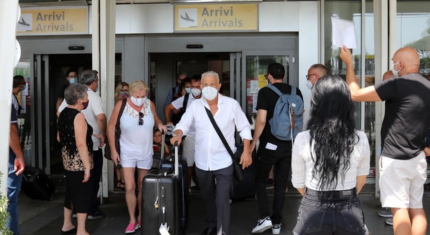 Coronavirus a Napoli, area arrivi Capodichino chiusa al pubblico per evitare assembramenti