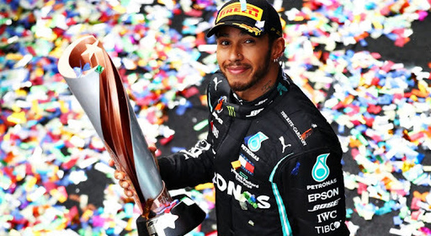 Lewis Hamilton festeggiato sul podio in Turchia dove ha conquistato il suo settimo Mondiale di Fomula 1