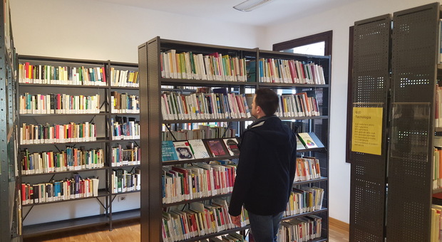 Una delle sale della biblioteca civica "Vez" di Mestre dove è stato bloccato il 48enne ladro di libri