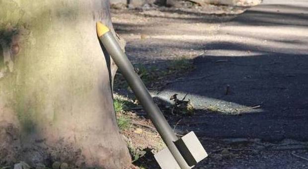 Milano, trovato un missile di 70 centimetri sotto un albero: mistero a Parco Lambro