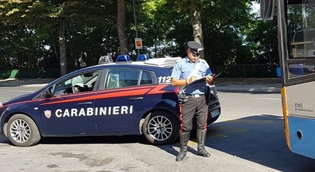 Foto d'archivio. Controlli dei carabinieri al capolinea del bus