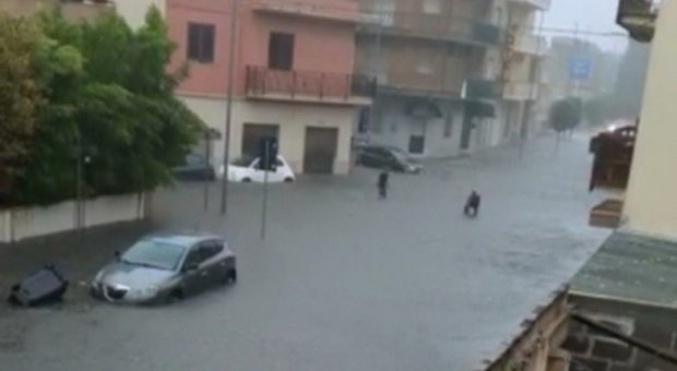 Salento, violento nubifragio a Nardò: case e strade allagate in pochi minuti. L'acqua “sommerge” le auto