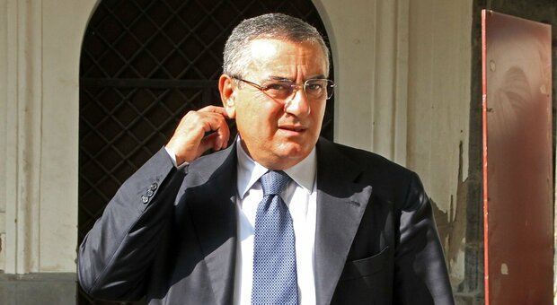 L'ex senatore Luigi Cesaro accusato di concorso esterno e corruzione elettorale aggravata: ai domiciliari