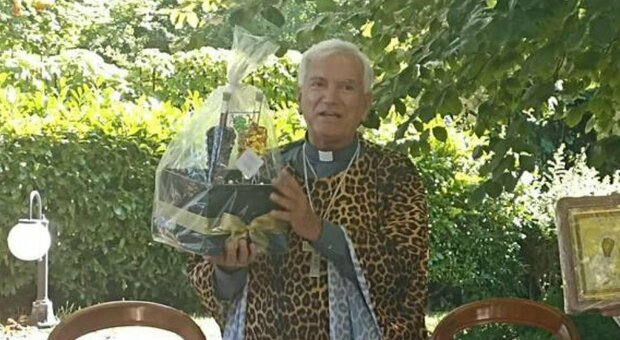 Prete celebra la messa con la casula leopardata, il look di Don Girasoli fa infuriare i fedeli. La spiegazione: «Per i poveri africani»