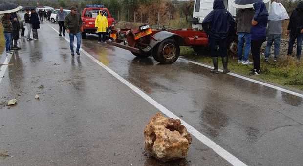 Tir si ribalta sull'asfalto bagnato: muore il camionista