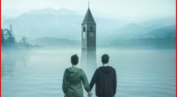 Curon, la nuova serie di Netflix sui misteri attorno al campanile sommerso Trailer
