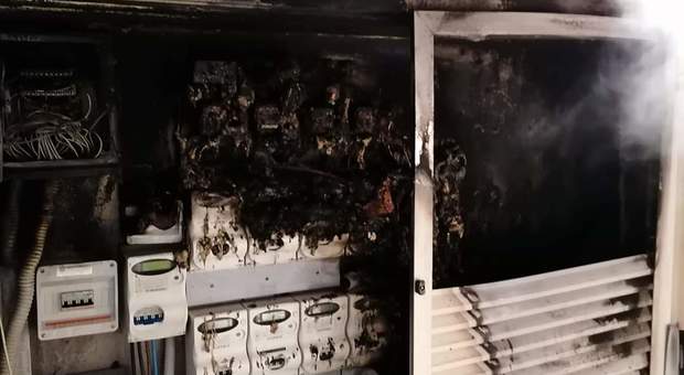 Grottammare, scoppia l'incendio nel vano dei contatori elettrici: paura nel condominio
