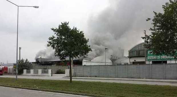 Brucia capannone in zona industriale Colonna di fumo sulla città