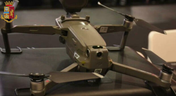 Roma, pilotava un drone ad alta quota mettendo a rischio il traffico aereo: denunciato