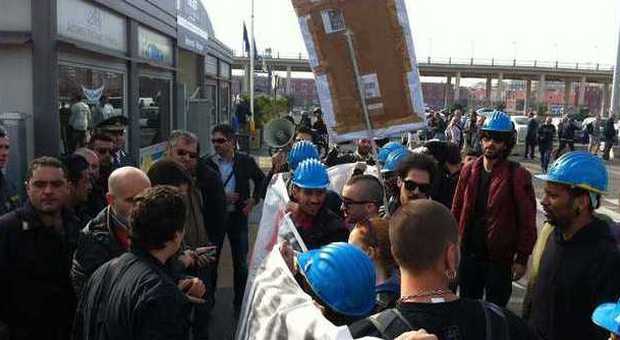 Vertice Bei a Napoli: contestazione studenti. Tensione, la polizia li allontana | Video