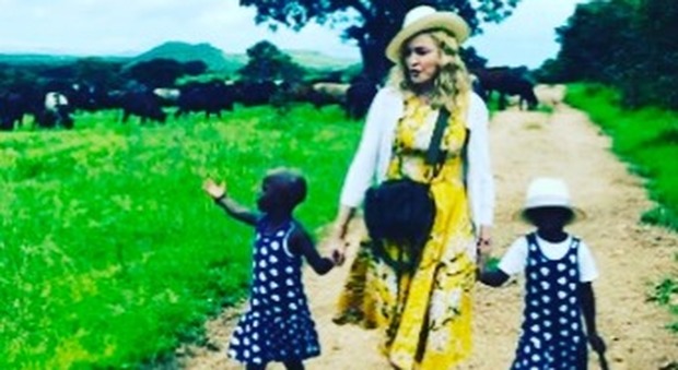 Madonna con i due bambini adottati