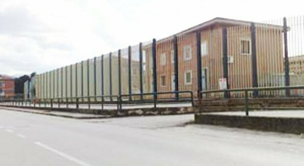 Botte da orbi nel carcere di Avellino, detenuto in ospedale con fratture e ferite