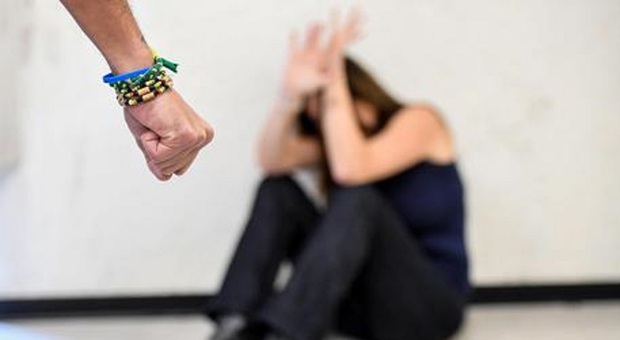 Funzionario di banca violenta la figliastra: sconto di pena in appello