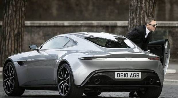 James Bond, ciak dietro il Colosseo 007 sfreccia per Roma in Aston Martin