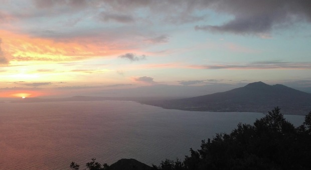 La magia del tramonto dal monte Faito: il sole cala alle spalle di Ischia