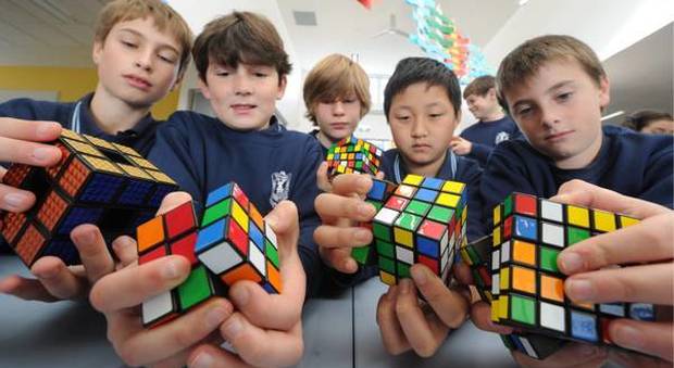 A 15 anni risolve il Cubo di Rubik in meno di 5 secondi Video