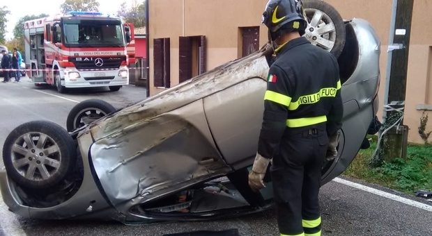 Incidente a Montebelluna. Auto finisce ruote all'aria: 2 giovani feriti