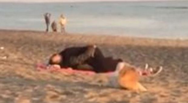 Ostia, sesso in spiaggia in mezzo ai passanti: il video viene pubblicato su Facebook -Guarda