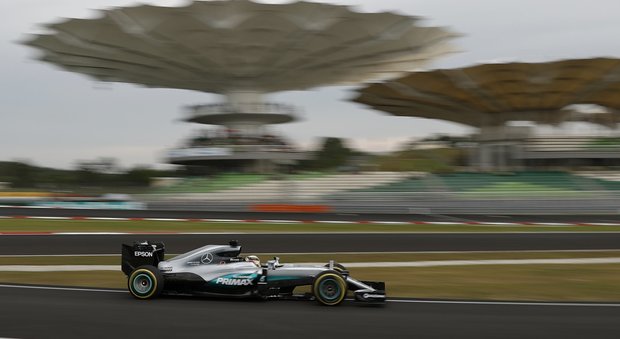 Gp Malesia, Lewis Hamilton in pole davanti a Rosberg: quinto Vettel