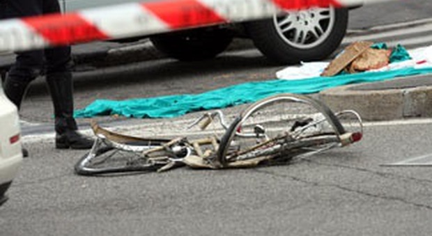 In bici sulla provinciale, donna travolta e uccisa da un'auto