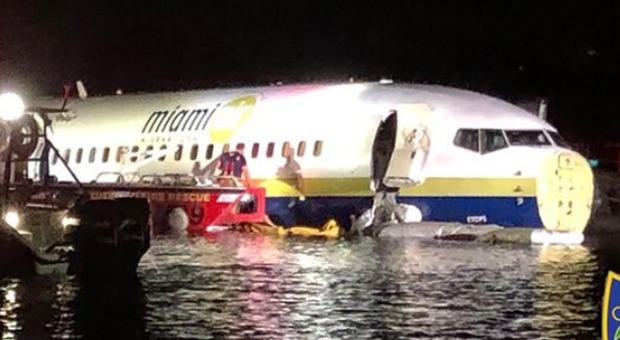 Boeing 737 supera la pista in fase di atterraggio e finisce in acqua