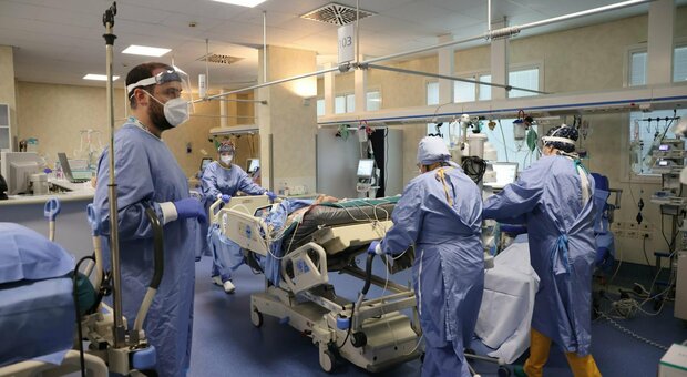 Ospedali in tilt per il Covid: 1800 malati aspettano un posto letto