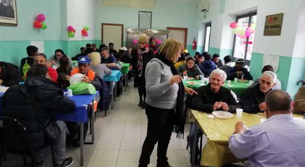 Cassino, a pranzo con i poveri. Una grande festa alla mensa Caritas
