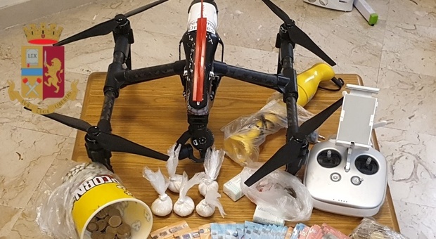 Napoli, monitora le forze dell'ordine con un drone: preso spacciatore