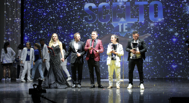I conduttori e i vincitori della seconda edizione del talent
