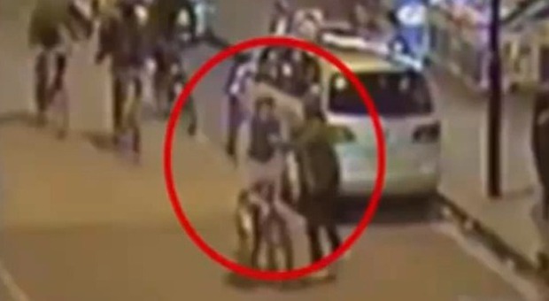 Ragazzino 15enne ucciso con una coltellata mentre andava in bici: il video choc