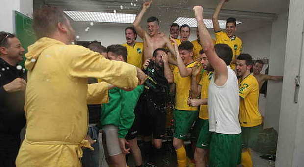 CASARSA - La squadra di calcio festeggia l'arrivo in Promozione