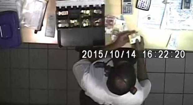Si metteva in tasca parte degli incassi del Burger King, polizia lo smaschera Era lui l'uomo "di fiducia" del gestore