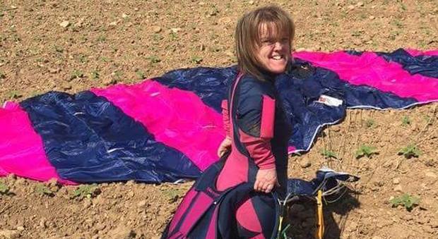 Pamela, si butta da 4.000 metri ma il paracadute non si apre: si schianta su un'auto e muore