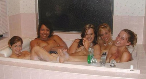 Cinque amiche nude nella vasca da bagno: il particolare inquietante