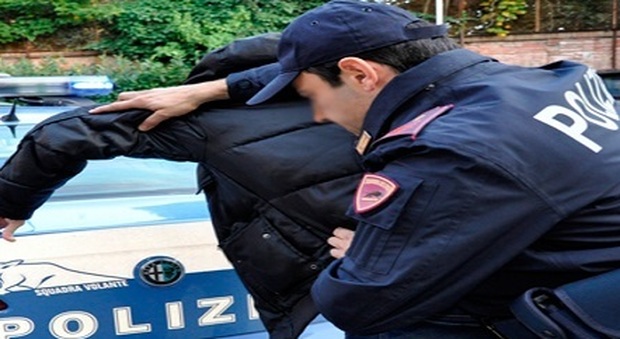 Entra in garage per rubare un'auto, ladro napoletano arrestato in flagrante ad Avellino