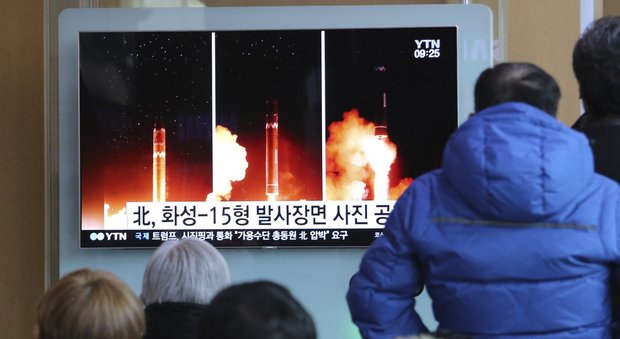 Pyongyang mostra le immagini del nuovo missile testato: «Il più grande mai visto»