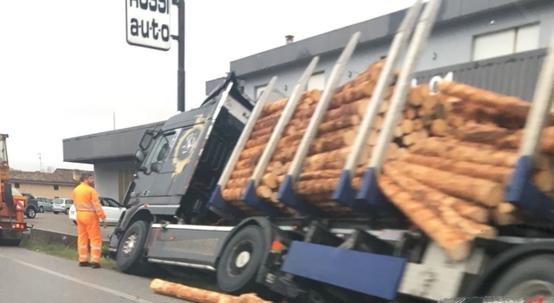 Il camion fuori strada a Gemona del Friuli