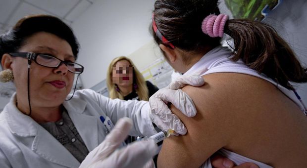 «Nostro figlio vaccinato», ma è falso: ministero denuncia genitori di alunno