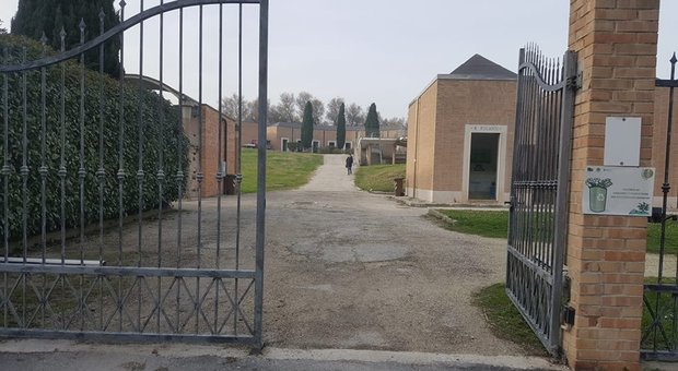 Il cimitero di Senigallia dove è accaduto l'increscioso episodio